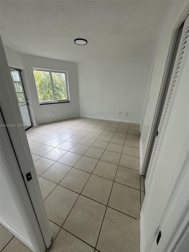 Building Photo - 1643 NE Miami Gardens Dr