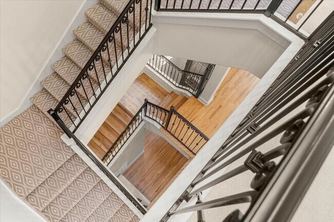 Building Photo - 1529 Barton Springs Rd