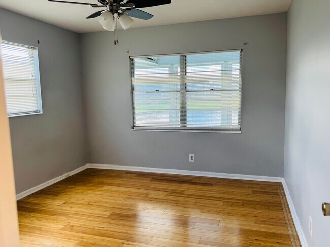 Building Photo - 151 Brighton Dr