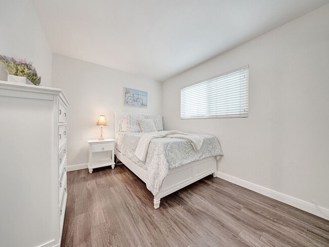 Building Photo - 7405 Seashore Dr