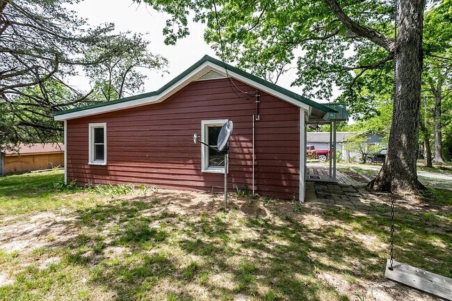 Building Photo - 2 bd, 1 ba house, just north of Columbia off of Route B, many updates, 1 acre lot