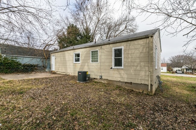 Building Photo - REMODELED 3 bedroom | 1 bathroom | Fenced Backyard Home in a Quiet Neighborhood! We Welcome Pets!