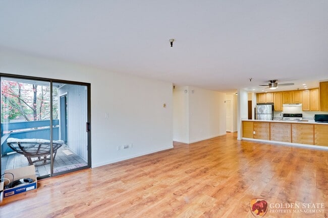 Building Photo - Beautiful Top Floor Condo in Prime Mountain View Location