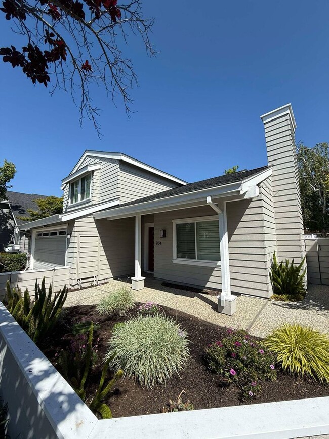 Building Photo - Stylish Redwood Shores Home with Vaulted C...