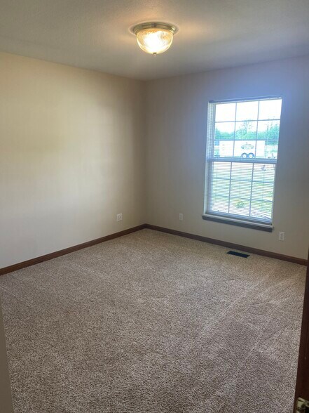 Building Photo - 2925 E Buckskin Dr
