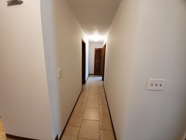 Building Photo - Spacious 3 bedroom/2bath/2 car garage in Lake Sarasota - Coming February