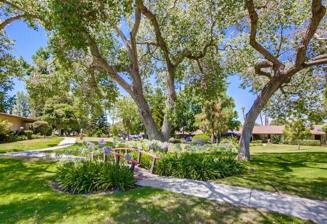 Building Photo - Large and bright condo in the Grossmont Vi...