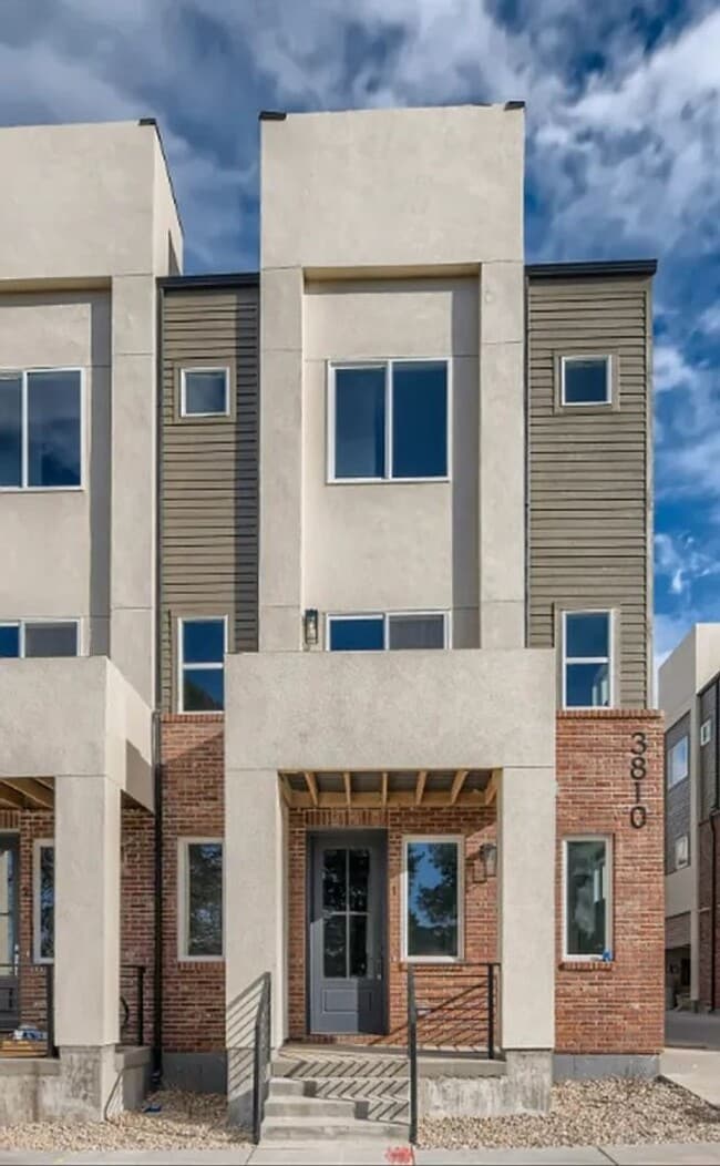 Building Photo - Newer Build 2 Bed 2.5 Bath Townhome for Rent!