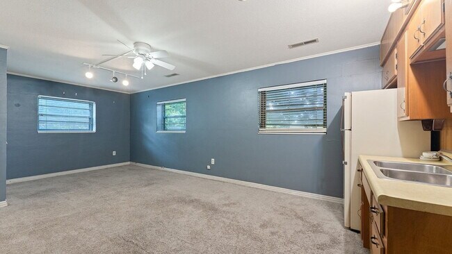 Building Photo - 5-Bedroom Cottage Near U of A