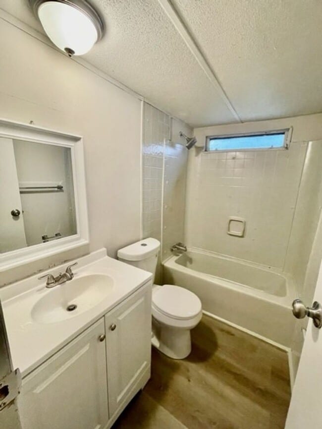 Building Photo - Adorable 3 bedroom 1.5 bath Mobile Home lo...