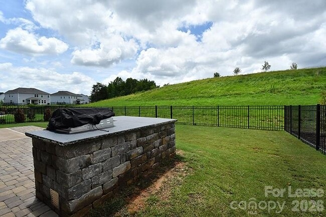 Building Photo - 6153 Sylvan Dr