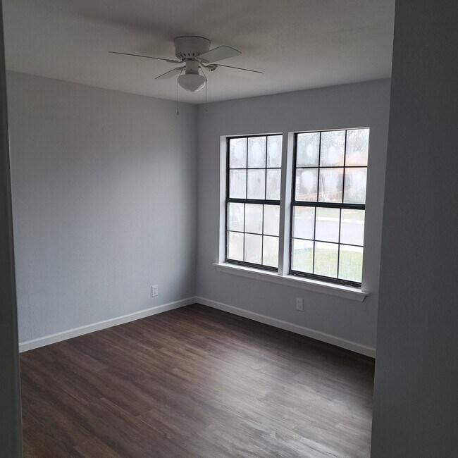 Building Photo - 423 Ellana Claire Ct