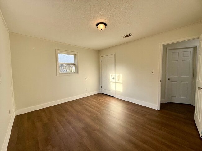 Building Photo - 3 Bedroom/1.Bathroom Home in Paragould AR - $1,150/month