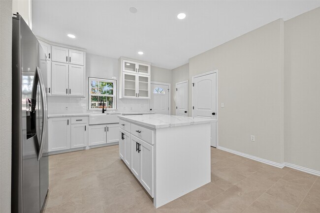 Building Photo - 10594 Rustling Oaks Dr