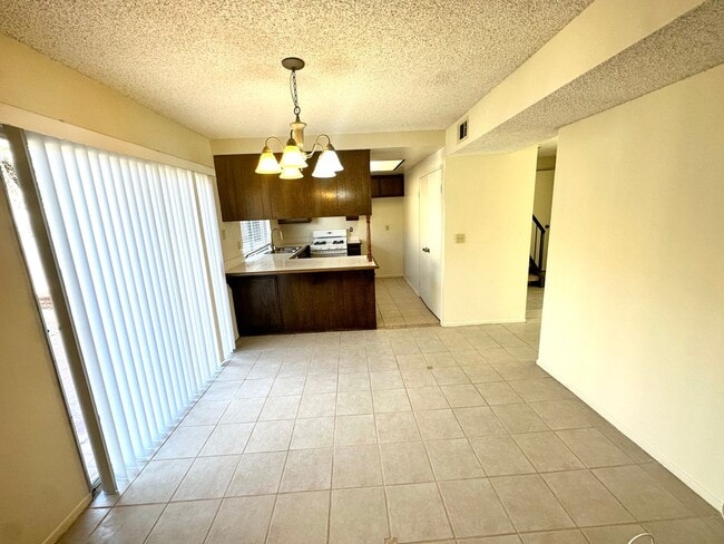 Building Photo - Spacious Woodbridge Condo -Townhouse model...