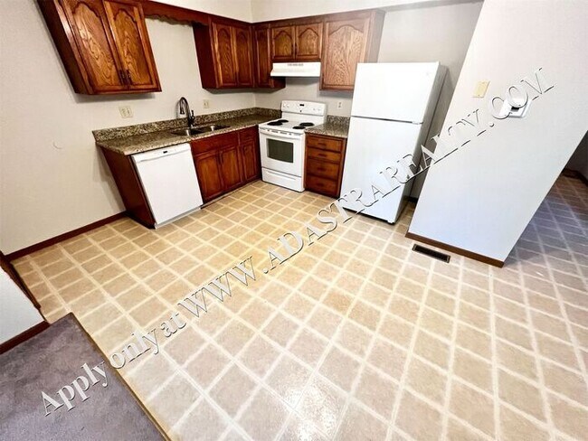 Building Photo - MOVE IN SPECIAL!!! Spacious Duplex in Lee's Summit-Available NOW!! MOVE IN SPECIAL $300 OFF 2nd M...