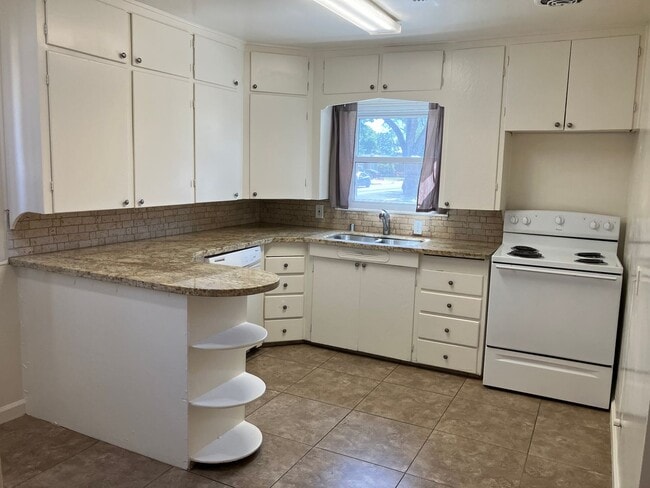 Building Photo - 2037 Miller Ave