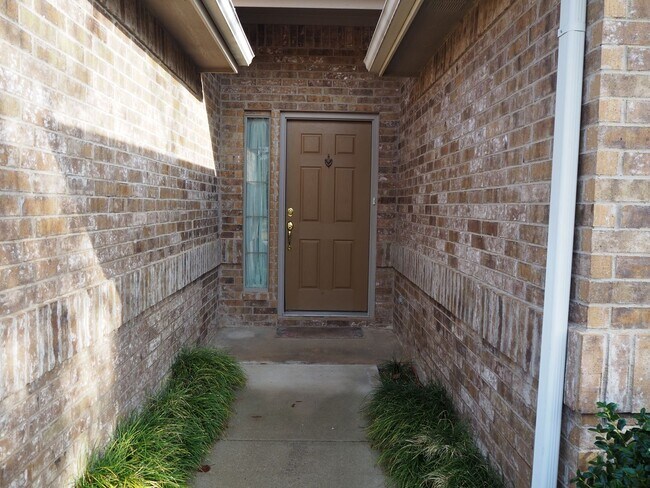 Building Photo - 2 Bedroom - 2 Bath in Robson Ranch