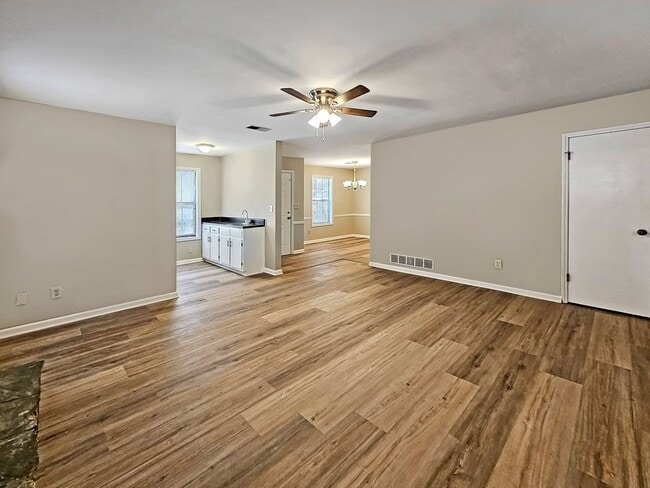 Building Photo - Recently Updated 2/2.5 Flat in Duplex Building