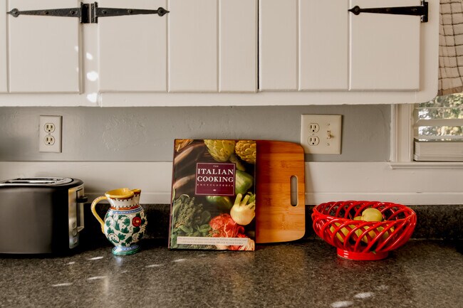 Building Photo - 2631 Oakland Ave