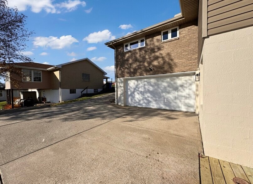 Rear parking - 639 Scenery Dr