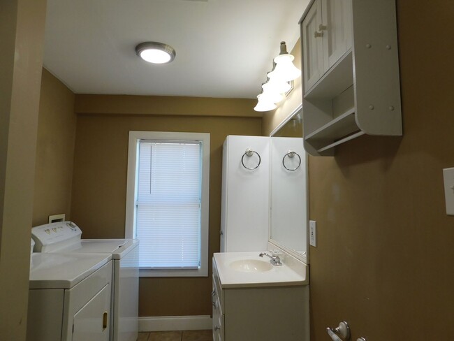 Building Photo - Cute 2 Bedroom 1 Bath House with Great Bac...