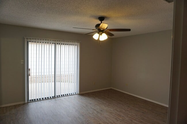 Building Photo - 3/2/2 07/14 Move In