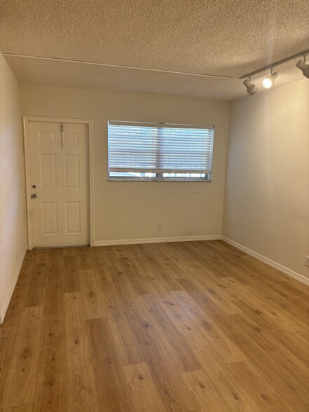 Building Photo - 305 E Ocean Ave