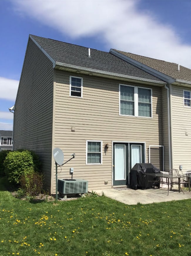 Building Photo - Well-Maintained 3 Bed/2.5 Bath Townhouse i...