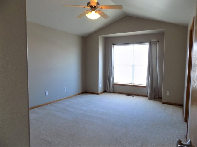 Building Photo - Large 3bedroom/2.5 bath Iowa City Townhouse