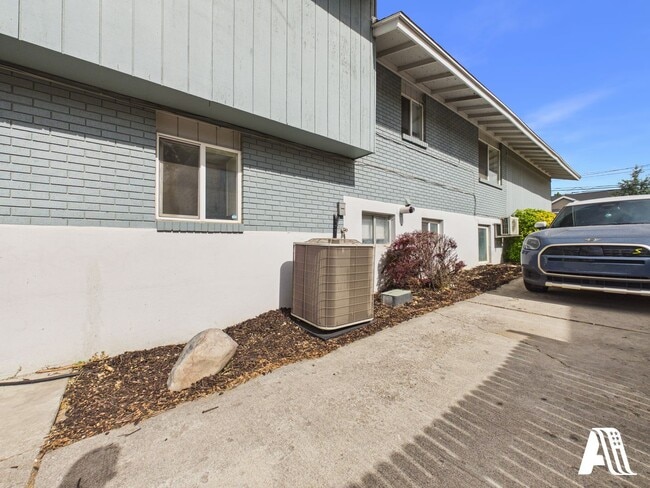 Building Photo - 967 W 2000 N