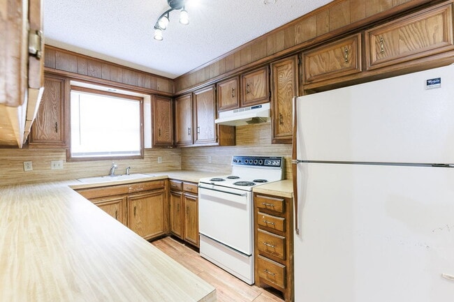 Building Photo - 2 Bedroom Duplex