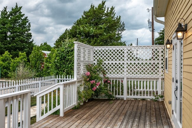 Building Photo - 404 N Meyersville Rd