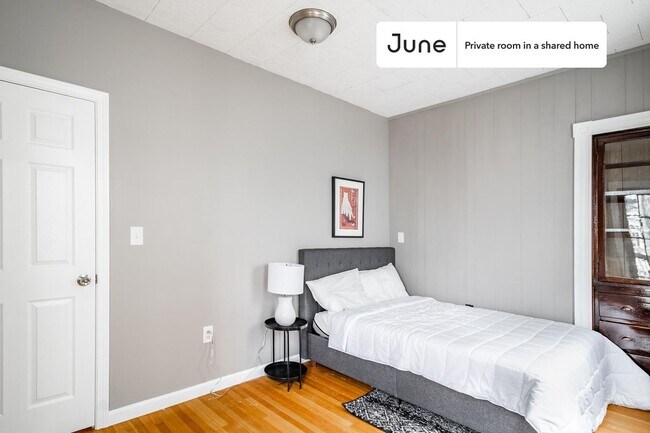 Building Photo - Room in Shared 5 bed/1 bath home