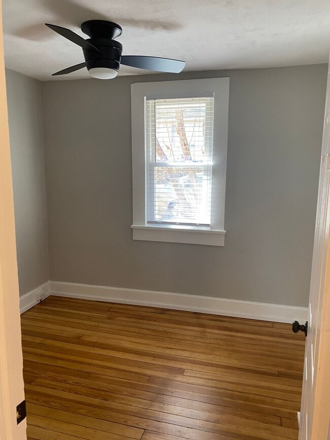 Building Photo - 2 bedroom/1 bath - Available Now