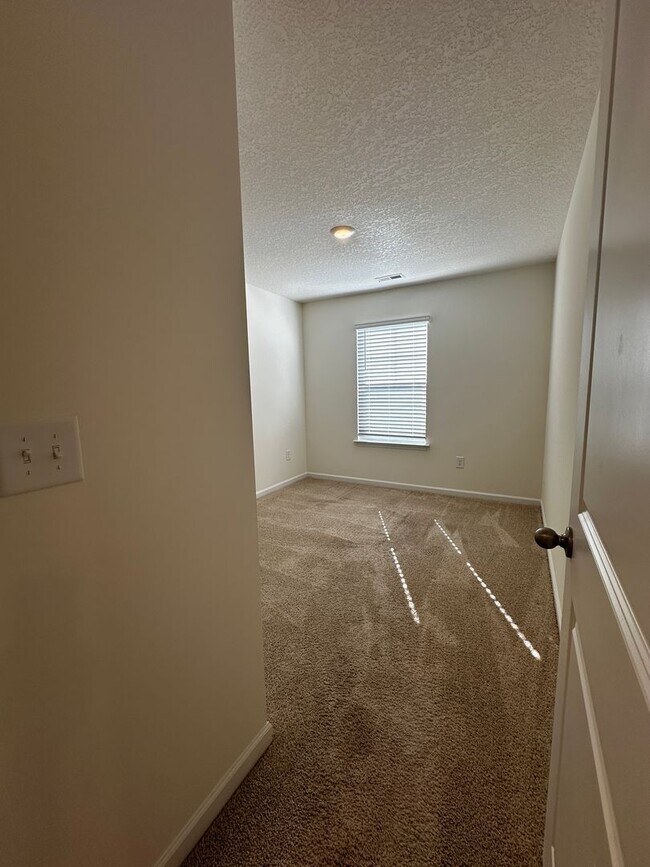 Building Photo - E. Morristown - 3 bed/2.5 bath home with g...