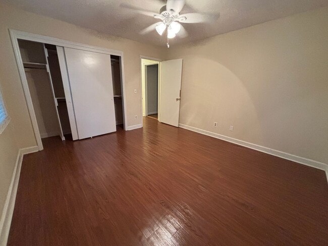 Building Photo - MOVE-IN READY IN FOREST ACRES!