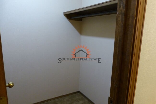 Building Photo - Lovely 3 bedroom 2 bathroom brick home wit...
