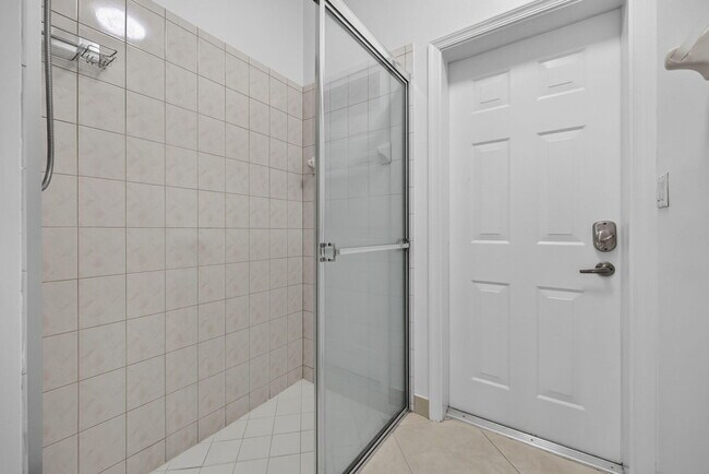 Building Photo - 9479 Sedgewood Dr