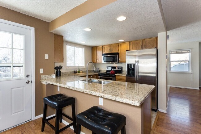 Building Photo - 4 BED 3 BATH HOME IN FOX HILL!