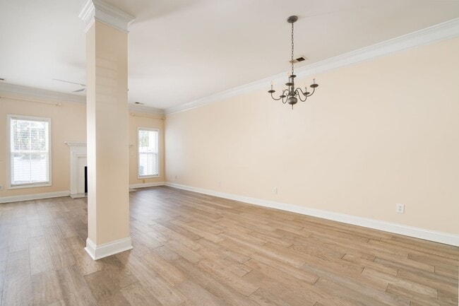 Building Photo - Move-In Ready & Updated Hampton Forest Tow...
