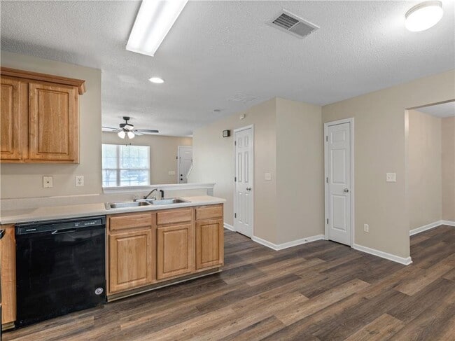 Building Photo - 235 London Dr