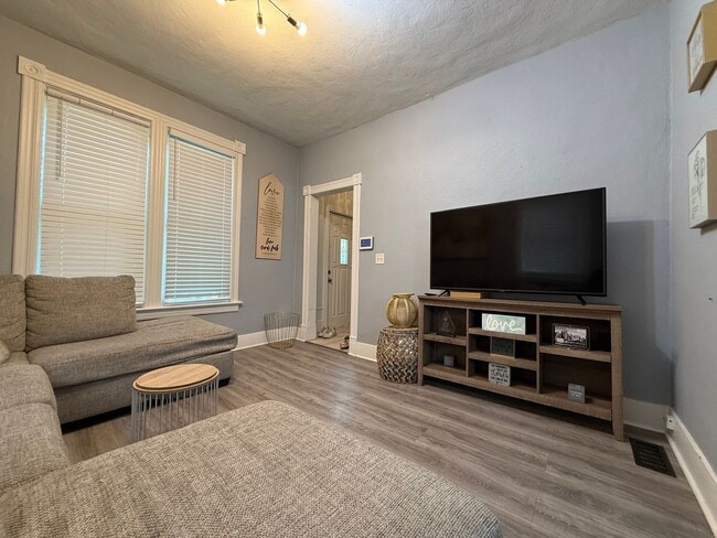 Building Photo - Stunning 3 Bedroom 1 Bathroom Single Family Home in St. Paul! Apply TODAY!