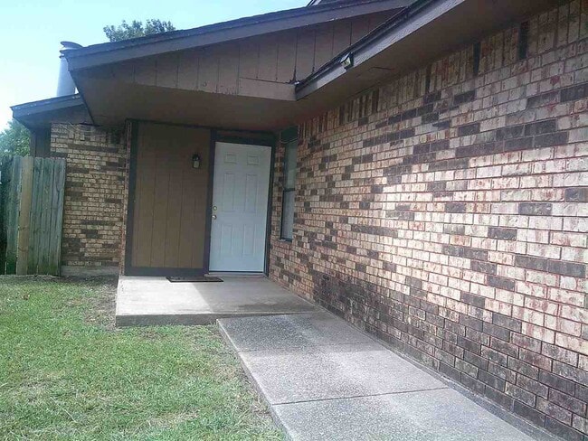 Building Photo - 5402 NW Sir Brian Ave