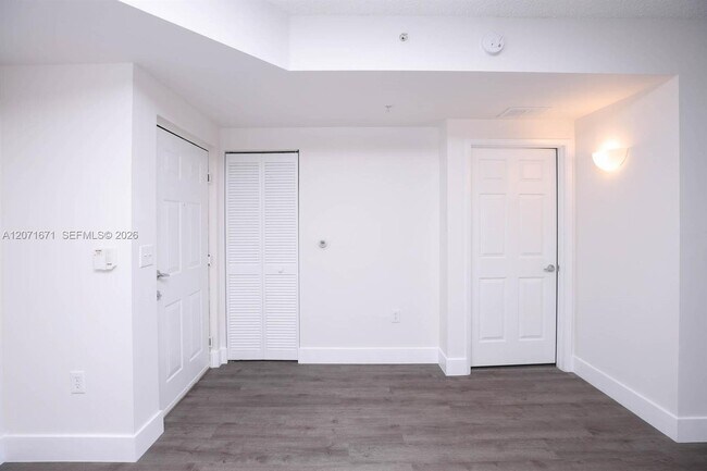 Building Photo - 8050 N Nob Hill Rd