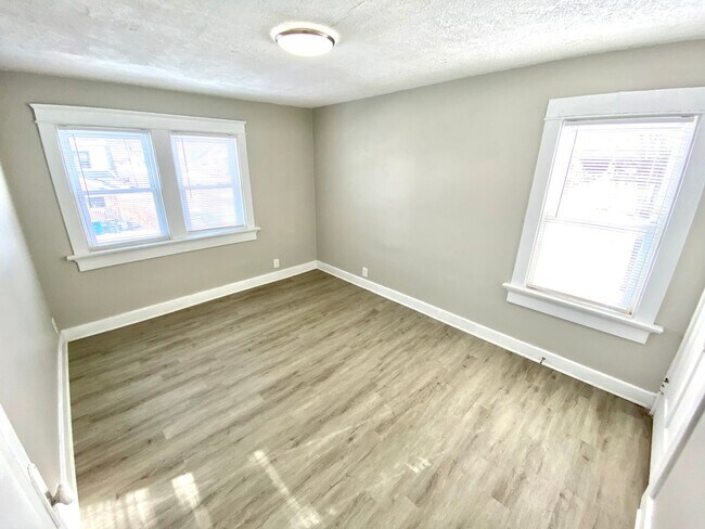 Building Photo - Newly Rehabbed Single Family in Dayton!: N...