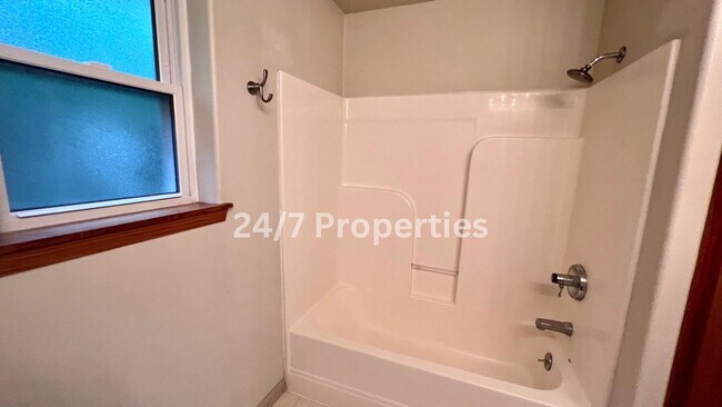Building Photo - Beautiful 3 BD | 2.5 BA Duplex in Wine Cou...
