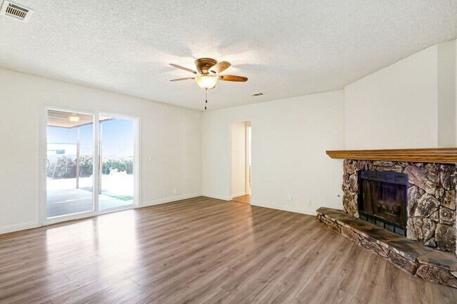 Building Photo - 677 N Tulare Way