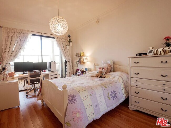 Building Photo - 2276 S Beverly Glen Blvd