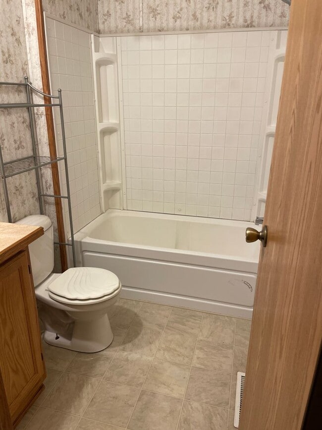 Building Photo - Wonderful 3 Bed 2 Bath In-Town